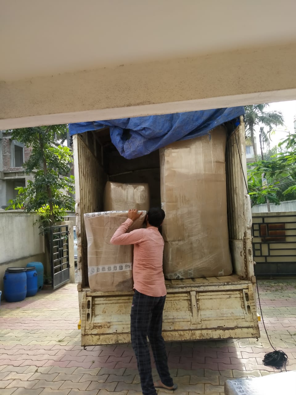 House shifting material loading process by Reliable cargo packers Pune