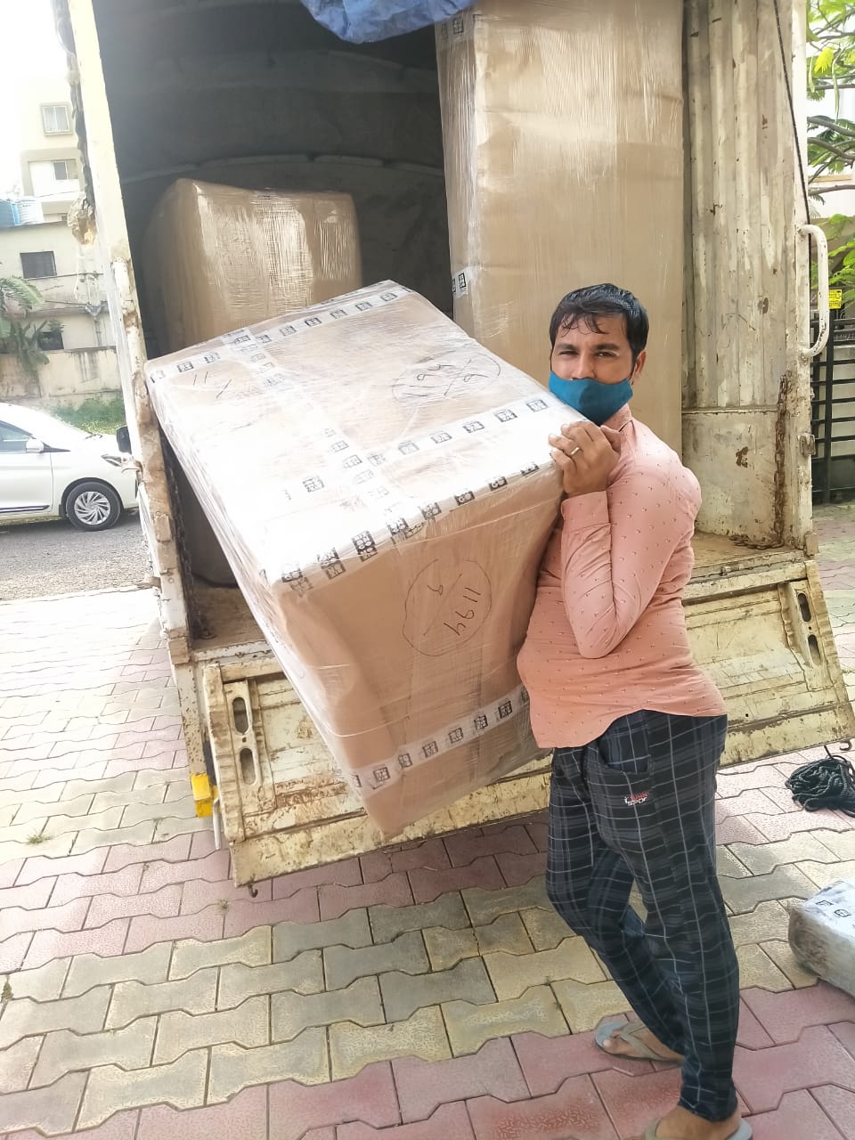 Unloading house hold material by Reliable Cargo Packers Movers Pune